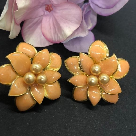 Avon Jewelry - EUC Soft Pearl Peach Floral Earrings Gold Pearl Accent